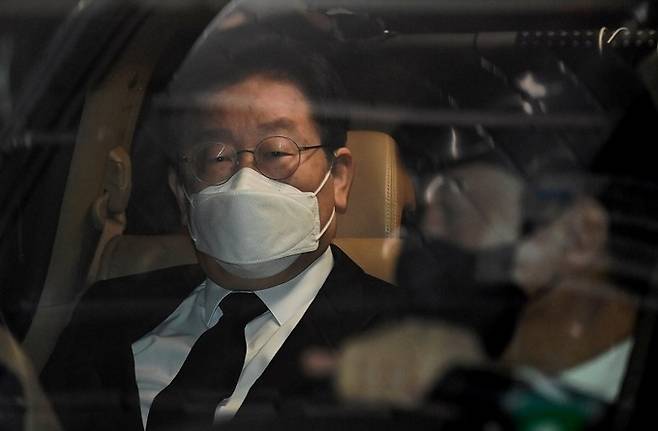 이재명 더불어민주당 대표가 10일 오후 경기도 성남시의료원에 마련된 경기지사 시절 초대 비서실장 전모씨 빈소 조문을 마친 뒤 떠나고 있다. 성남=연합뉴스