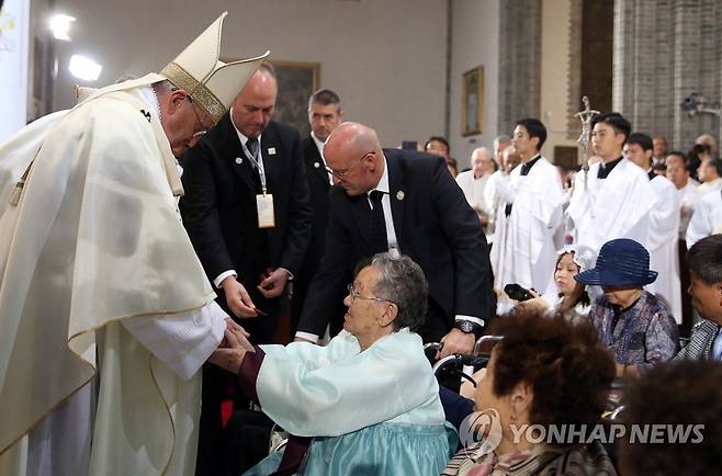 2014년 8월 한국 방문해 위안부 할머니 위로하는 프란치스코 교황 [연합뉴스 자료사진. 재판매 및 DB 금지]