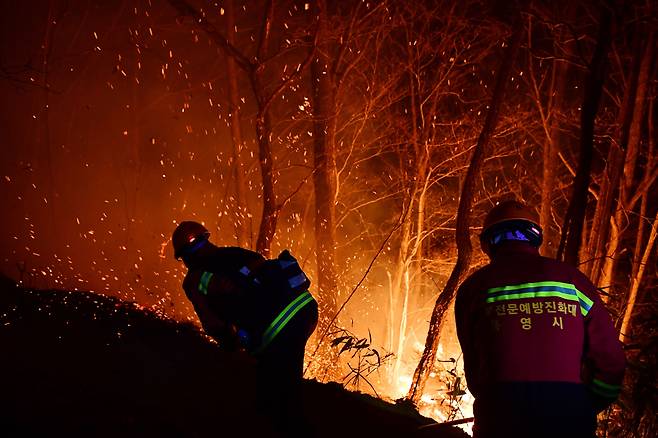 11일 오후 경남 하동군 화개면 대성리 일원에서 산불이 발생했다. 현장에 투입된 통영시 산불전문예방진화대 대원들이 산불을 진화하고 있다. /뉴시스