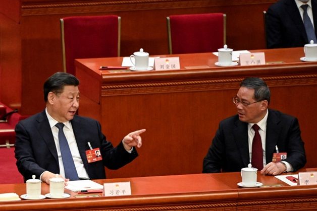 시진핑(왼쪽) 중국 국가주석과 리창 국무원 총리가 11일 전국인민대표대회(전국인대) 4차 전체회의가 열린 베이징 인민대회당에서 이야기를 나누고 있다. ⓒ 로이터/연합뉴스