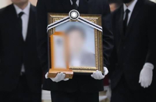 자택에서 숨진 채 발견된 전 비서실장 전모씨의 발인식이 지난 11일 엄수됐다. <연합뉴스>