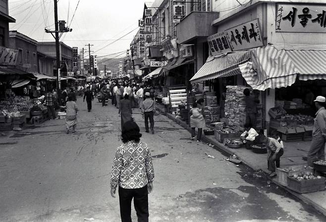 1972년 옛 원주 중앙시장 사진=김기섭 기자·원주시 제공