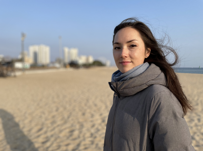 첫 소설 ‘속초에서의 겨울’로 전미도서상을 수상한 한국계 프랑스인 작가 엘리자 수아 뒤사팽이 최근 속초해수욕장을 찾았다.  <사진 제공=북레시피>