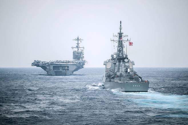미 해군 핵항모 조지 워싱턴호와 일본 해상자위대 이지스함 기리시마함이 훈련을 위해 항해하고 있다. 세계일보 자료사진