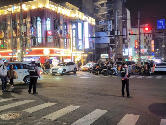 개강 첫주의 ‘불금’이었던 지난 10일 서울 마포구 홍익지구대 경찰관들이 주취 신고를 받고 인근 홍대입구 거리에 출동해있다.