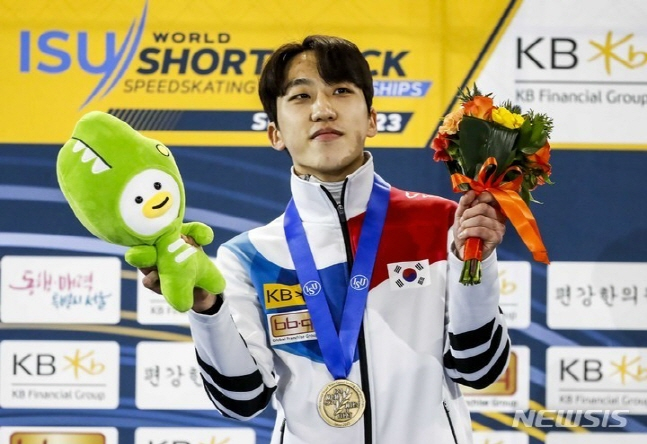 박지원이 12일 쇼트트랙 세계선수권 남자 1000m에서 우승을 차지한 뒤 시상식에서 메달을 걸고 포즈를 취하고 있다. /사진=뉴시스