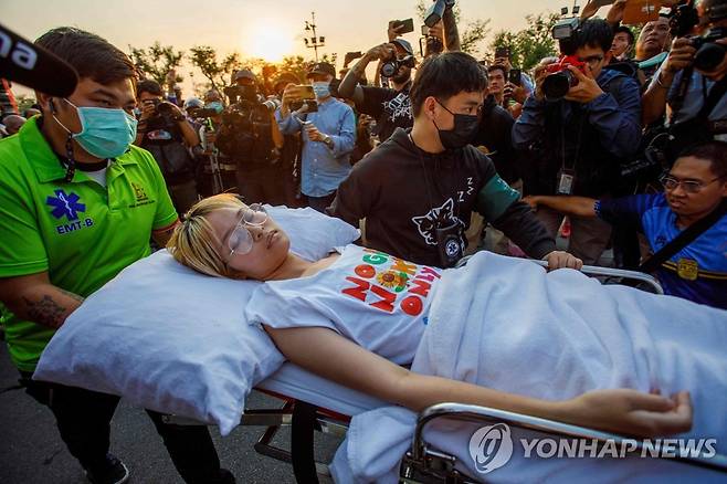 병원으로 이송되는 태국 활동가 오라완 [AFP 연합뉴스 자료사진. 재판매 및 DB 금지]