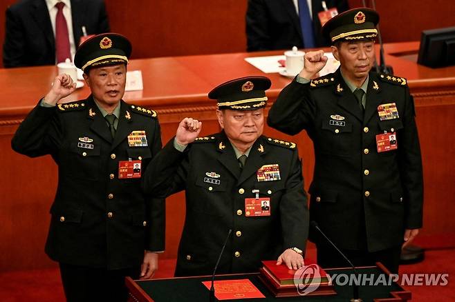 선서하는 중국 국무위원 겸 국방부장 리상푸(오른쪽) (로이터=연합뉴스)