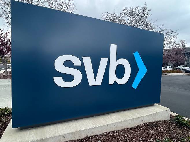 미국 캘리포니아주 샌타클래라에 위치한 실리콘밸리은행(SVB) 본사에 있는 로고. (사진=연합뉴스)