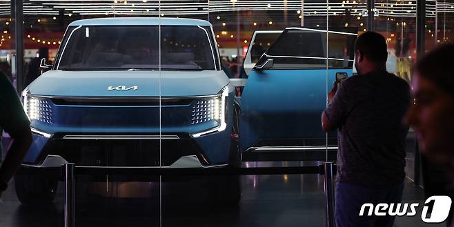 2022 카타르 월드컵 개막을 하루 앞둔 19일(현지시간) 카타르 도하 알 비다 파크에서 열린 'FIFA 팬 페스티벌' 개막행사에서 축구팬들이 한 켠에 자리잡은 스폰서 기아차 EV9 콘셉트카를 감상하고 있다. 2022.11.20/뉴스1 ⓒ News1 이동해 기자