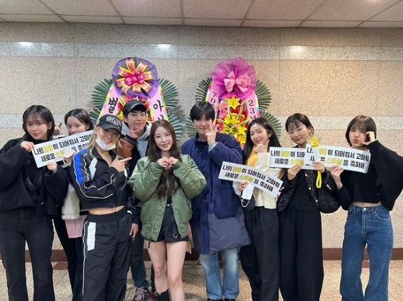 Seoul =) = SM Entertainment colleagues in the concert of singer BOA total Super Wings.SM Entertainment released a photo of the BOA concert scene on the 13th through the official Instagram.In the photo, BOA is centered around Girls Generation Hyo Yeon, EXO Suho, Siu Min, Espa Carina, Winter, REDVelvet Irene, Wisdom and Wendy posing together.All of them were colleagues of SM Entertainment, attending BOAs 20th anniversary concert and boasting a strong sense of honor.BOA held its 20th anniversary concert: The BOA Musicality at the Seoul Olympic Park Olympic Hall for two days on November 11th and 12th.BOAs music and concerts that can look back on past activities have attracted a lot of attention, including two sold-out performances.