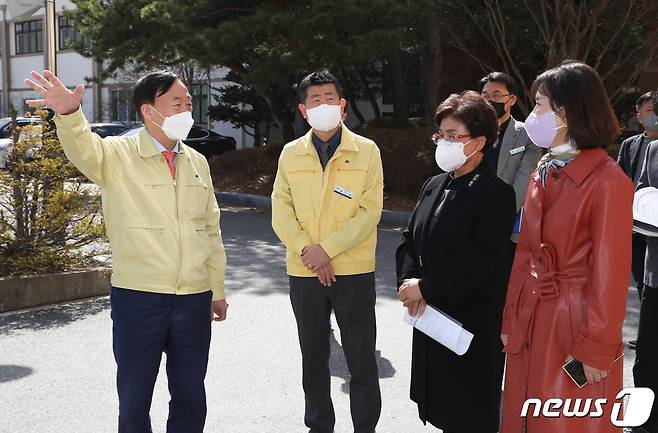 설동호 대전시교육감(맨 왼쪽)이 13일 한국타이어 대전공장 화재와 관련해 대전목상초등학교를 방문, 교직원들과 대화를 나누고 있다. (대전시교육청 제공) /뉴스1