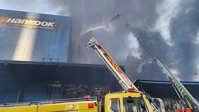 13일 오전 대전 대덕구 한국타이어 공장에서 소방대원들이 전날 발생한 화재를 진압하고 있다. 2023.3.13 /소방청
