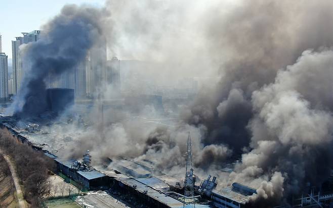 13일 오전 대전시 대덕구 목상동 한국타이어 공장에서 난 불로 인한 연기가 공중으로 치솟고 있다. 2023.3.13/연합뉴스