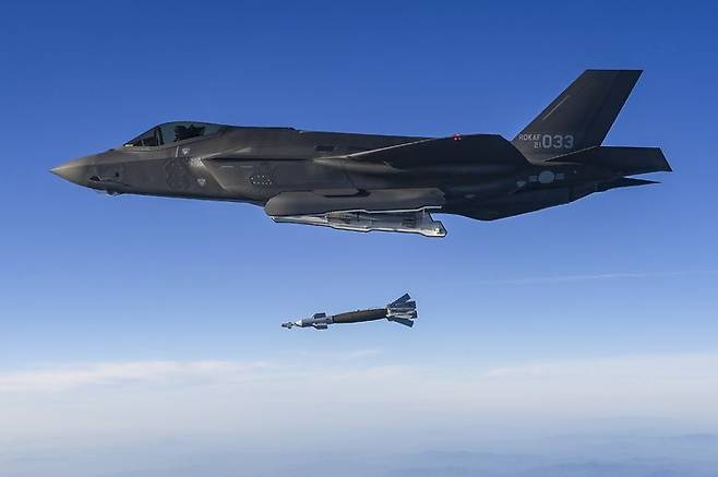 공군의 최첨단 스텔스 전투기인 F-35A가 모의 표적에 정밀유도폭탄을 투하하는 훈련을 하고 있다. /합동참모본부