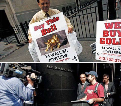 2008년 9월 15일. 뉴욕거래소 앞의 한 투자자가 주식보다 실물이 더 안전하다는 뜻에서‘이 황금 소(모형)를 사라’ 고 적힌 광고판을 들고 있다(위 사진). 한편 이날 리먼 브러더스 본사에는 이른 아침부터 직원들이 짐을 챙겨 빠져나오고 있다(아래 사진).