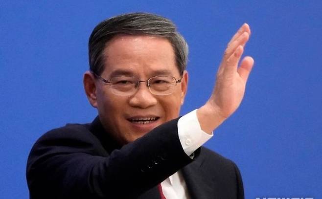 리창 신임 중국 총리가 13일 베이징 인민대회당에서 열린 전국인민대표대회(전국인대) 폐막식 직후 내외신 기자회견을 갖기에 앞서 손을 흔들어 인사하고 있다. ⓒ AP/뉴시스