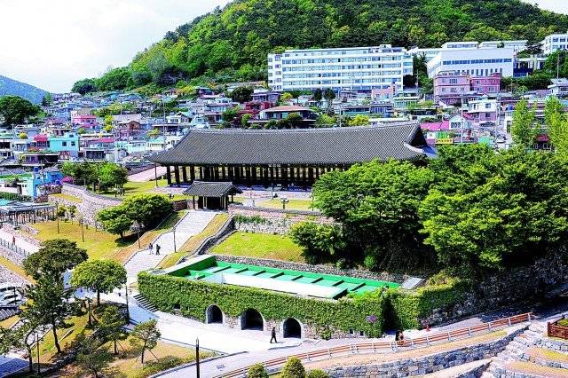 전남 여수시 군자동에 위치한 국보 304호 진남관은 이순신 장군의 혼이 살아있는 호국의 성지다.여수시 제공