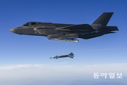 지난해 11월 공군의 F-35A 스텔스전투기가 북한 이동식발사차량(TEL) 모의 표적을 조준해 정밀유도폭탄(GBU-12)을 투하하고 있다.  동아일보 DB