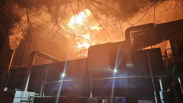 지난 12일 대전시 대덕구 한국타이어 공장에서 화재가 발생해 연기가 피어오르고 있다.  대전소방본부 제공
