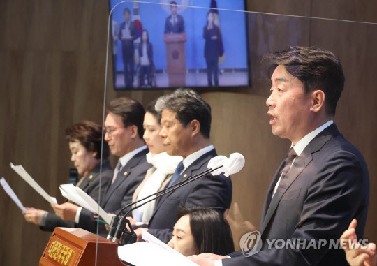 국회 보건복지위원회 간사인 강훈식 의원 등 보건복지원회회 소속 더불어민주당 의원들이 13일 국회 소통관에서 "최근 윤석열 정부가 국민연금기금 수탁자책임전문위원회 위원장이 될 상근전문위원으로 검찰 출신 인물을 임명했다"며 "윤석열 정권의 국민연금기금 장악시도를 강력히 규탄한다"고 주장하고 있다.<연합뉴스>