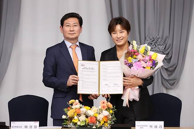 이상일 용인시장과 박세리 ㈜바즈인터내셔널 대표가 13일 용인시청 컨벤션홀에서 ‘용인특례시 체육문화 발전을 위한 업무협약’을 체결했다. 용인시 제공