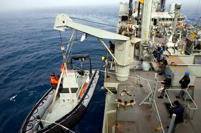 2014년 3월 호주 해군 석세스함에서 소형보트가 사고기의 잔해를 찾기 위해 준비하고 있다. 호주 국방부 제공