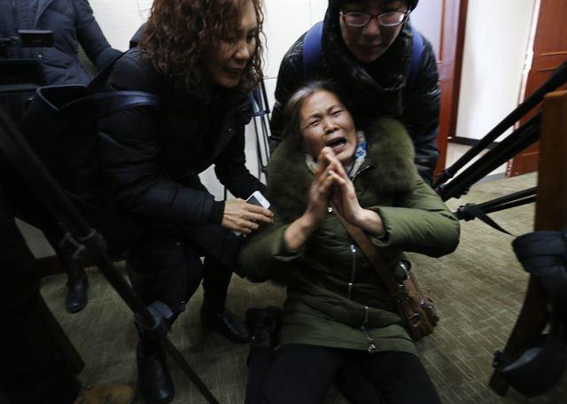 2017년 1월 18일 중국 베이징에 위치한 '말레이시아항공' 사무실에서 MH370 수색작업 중단을 들은 실종자 가족들이 오열하고 있다. 베이징=EPA 연합뉴스
