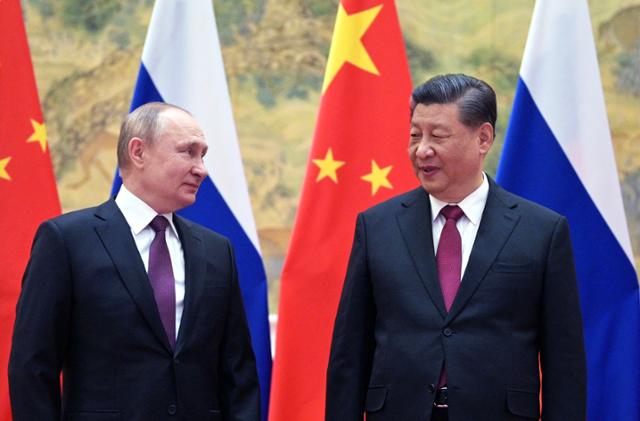 지난해 2월 시진핑(오른쪽) 중국 국가주석이 베이징 조어대 국빈관에서 자국을 방문한 블라디미르 푸틴 러시아 대통령과 정상회담을 앞두고 사진 촬영을 위해 포즈를 취하고 있다. 베이징=AFP·스푸트니크 연합뉴스