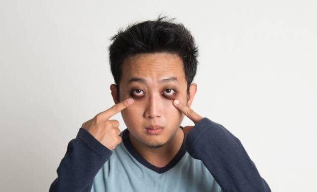 최근 들어 갑자기 다크서클이 진해졌고, 아무리 푹 자도 없어지지 않는다면 알레르기성 비염 때문일 수 있다./사진=클립아트코리아