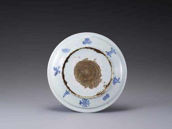 1994년 308만 달러에 낙찰된 15세기 잔 받침. 경매 이후 이번에 처음 공개됐다. 개인 소장. [사진 리움미술관]