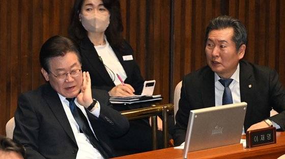 이재명 더불어민주당 대표 체포동의안이 국회 본회의에 상정된 지난달 27일 오후 국회 본회의장에서 이 대표가 본회의에 참석해 있다. 오른쪽은 정청래 의원. 김경록 기자