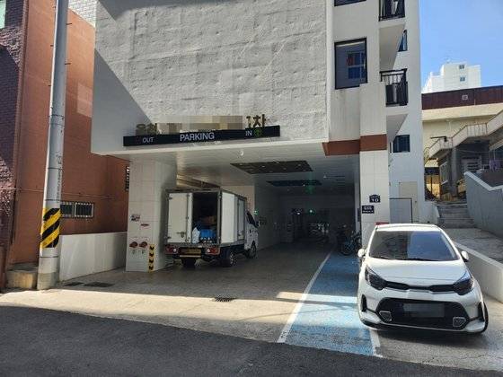 지난 10일 부산 동래구 온천동 한 오피스텔. 부산 오피스텔 100여채의 전월세보증금을 받아 사라진 30대 남성 '오피왕'이 보유한 건물 중 하나다. 김민주 기자