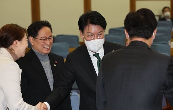 지난해 12월 국회에서 열린 '국민공감' 2차 공부 모임에서 장제원 의원(왼쪽 셋째), 박수영 의원(왼쪽 둘째)가 의원들과 인사하고 있다. 연합뉴스