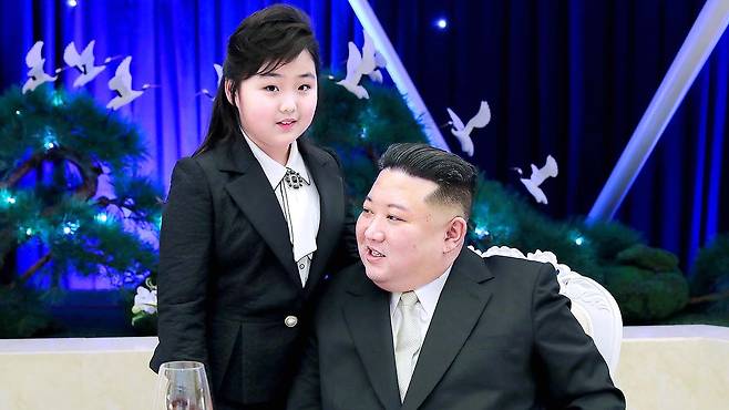 북한 김정은 국무위원장이 딸 김주애와 함께 건군절(2월 8일) 75주년 기념연회에 참석했다고 조선중앙통신이 2월 8일 보도했다. 연합뉴스