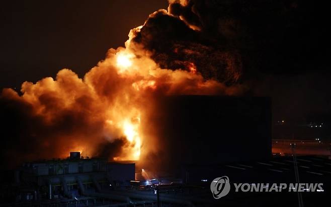 12일 오후 대전 대덕구 한국타이어 공장에서 화염이 하늘로 치솟고 있다. 연합뉴스