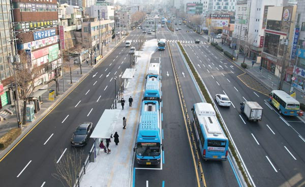 지난해 12월 28일 부산 사상구 주례동 일대 중앙버스전용차로(BRT)로 버스가 운행하고 있다. 이날 가야대로 서면교차로에서 주례교차로까지 BRT 총 5.4km 구간을 개통했다. 여주연 기자