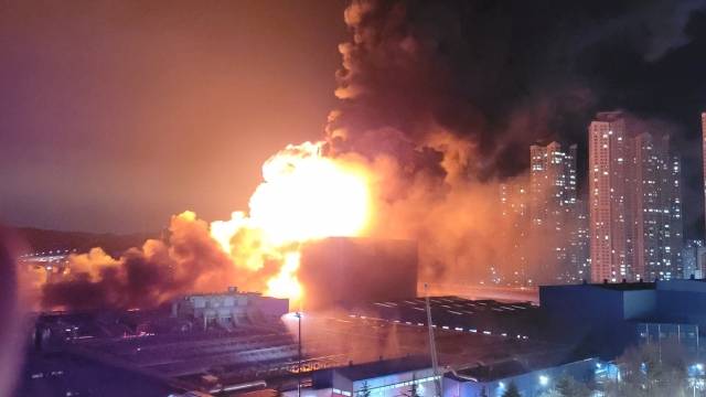 12일 오후 대전 대덕구 한국타이어 공장에서 난 화재로 발생한 연기와 화염이 하늘로 치솟고 있다. 연합뉴스