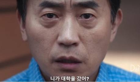 넷플릭스 시리즈 ‘더 글로리’에서 주인공 동은의 고등학교 2학년 시절 담임교사로 출연한 배우 박윤희. ‘더 글로리’ 캡처