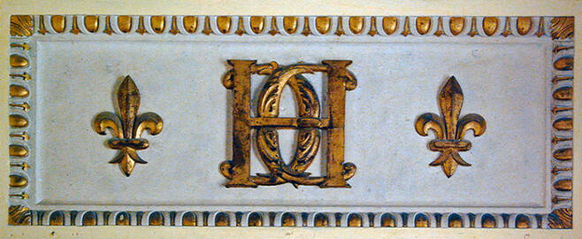 샤토 드 슈농소에 새겨진 프랑스 왕실 상징. 앙리2세 사후 왕비 카트린은 이 성에 자신의 이름 이니셜 ‘C’와 앙리2세의 이니셜 ‘H’를 새겼다. 그런데 아이러니하게도 디안을 의미하는 ‘D’가 겹쳐보인다.