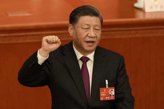 시진핑 중국 국가주석이 10일 베이징 인민대회당에서 열린 전국인민대표대회 14기 1차 회의 제3차 전체회의에서 투표를 통해 만장일치로 주석으로 선출된 후 선서하고 있다. 시 주석은 중국 건국 이후 처음으로 ‘3연임’ 국가주석이 됐다. AP·뉴시스