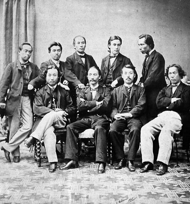 니시 아마네의 모습(사진 속 오른쪽)