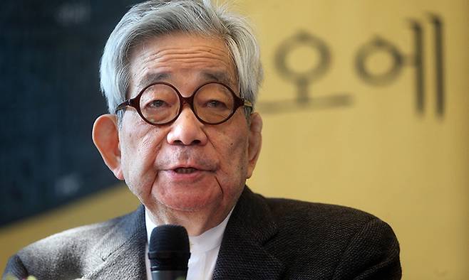 일본의 노벨 문학상 수상작가인 오에 겐자부로가 2015년 한국을 찾아 출판 기자간담회를 갖고 있다. 연합뉴스