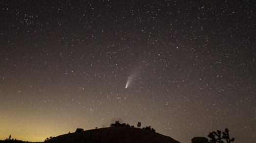 2020년 7월 미국 캘리포니아 상공을 지나는 C/2020 F3 혜성의 모습. 캘리포니아=EPA 연합뉴스