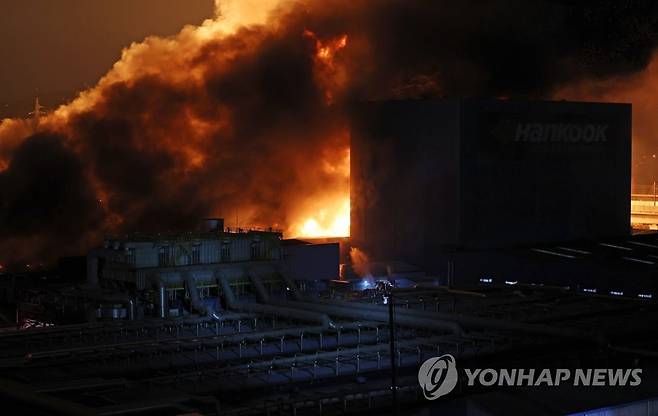 큰불 발생한 한국타이어 공장 (대전=연합뉴스) 김준범 기자 = 12일 오후 대전 대덕구 한국타이어 공장에서 난 화재로 발생한 연기와 화염이 하늘로 치솟고 있다. 2023.3.13 psykims@yna.co.kr