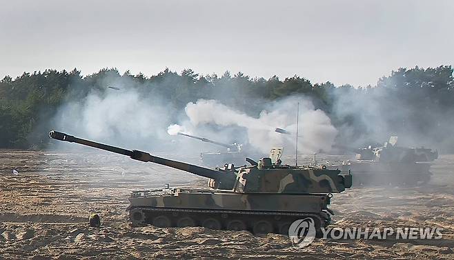 포탄 발사하는 K9 자주포 (서울=연합뉴스) 23일(현지시간) 폴란드 토룬 포병사격장에서 한국이 수출한 K9 자주포가 표적을 향해 포탄을 발사하고 있다. 2023.2.24 [국방부 제공. 재판매 및 DB 금지] photo@yna.co.kr