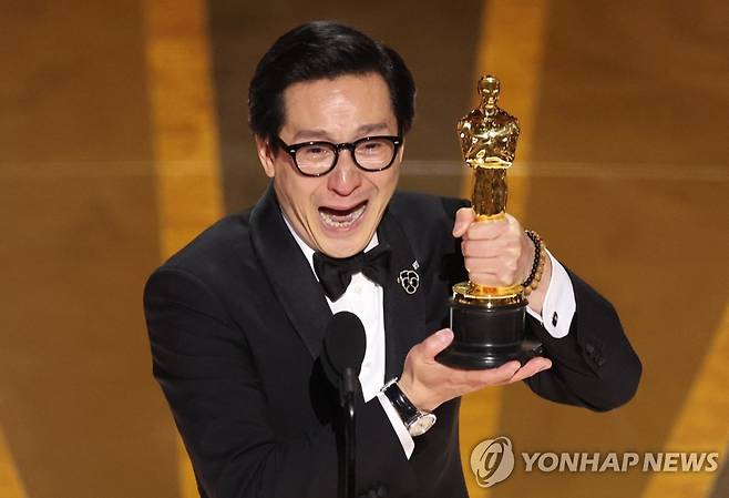 아카데미 남우조연상 품에 안은 '에브리씽' 키 호이 콴 (로스앤젤레스 로이터=연합뉴스) 베트남계 화교 출신 미국 배우인 키 호이 콴이 12일(현지시간) 미국 로스앤젤레스 돌비극장에서 열린 제95회 아카데미 영화상(오스카상) 시상식에서 영화 '에브리씽 에브리웨어 올 앳 원스'로 남우조연상을 받은 뒤 기뻐하고 있다. 키 호이 콴은 이날 무대에 올라 어린 시절 베트남 전쟁으로 난민생활을 했던 것을 언급하며 수상 소감을 밝혔다. 2023.03.13 ddy04002@yna.co.kr