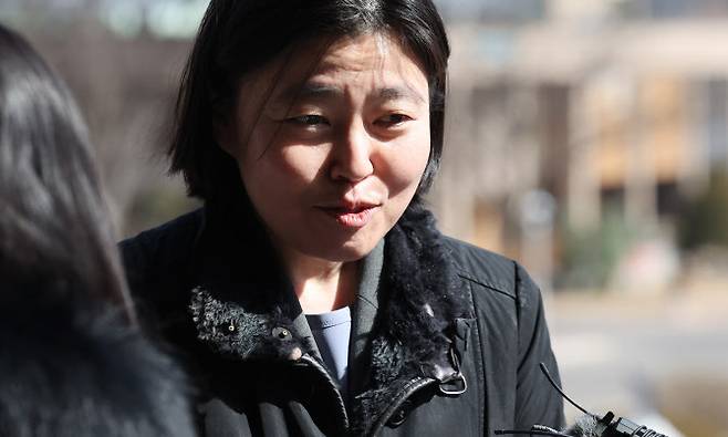 임은정 부장검사가 2일 과천 법무부에서 열린 검사적격심사위원회에 참석하며 취재진의 질문에 답하고 있다. (사진= 연합뉴스)