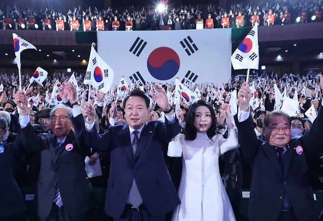 윤석열 대통령과 김건희 여사가 1일 서울 중구 유관순 기념관에서 열린 제104주년 3.1절 기념식에서 만세삼창을 하고 있다 (사진=연합뉴스)