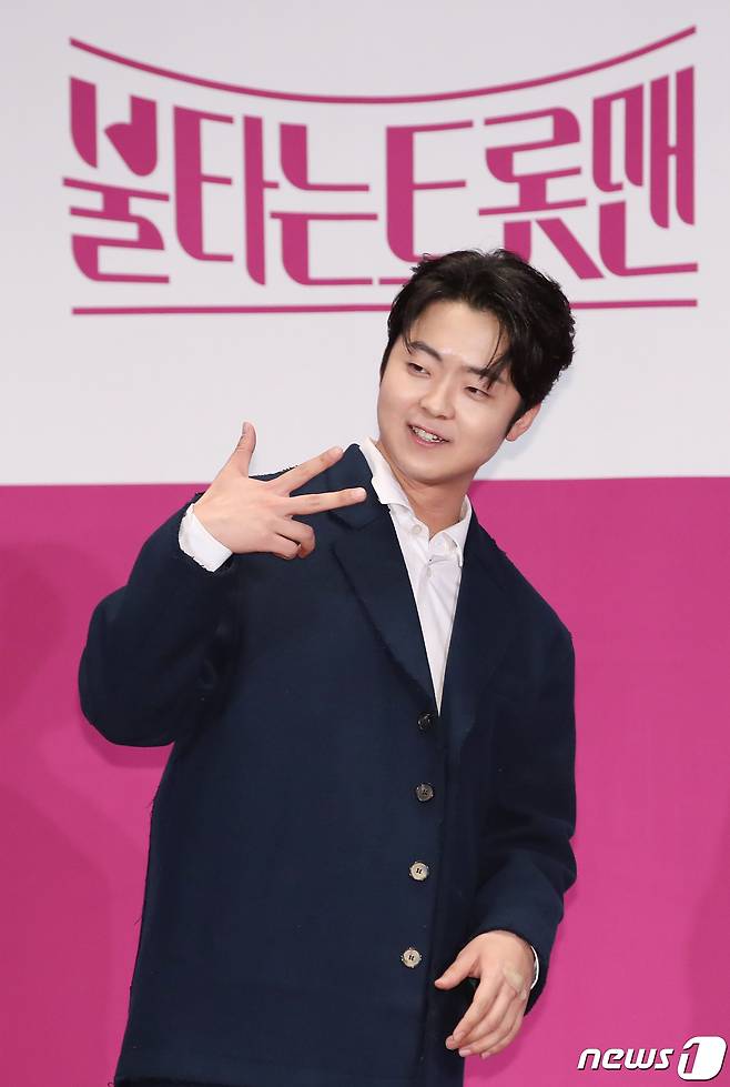 가수 박민수가 14일 오후 서울 마포구 상암동 누리꿈스퀘어에서 진행된 MBN '불타는 트롯맨' 톱7의 기자간담회에서 포즈를 취하고 있다. 2023.3.14/뉴스1 ⓒ News1 권현진 기자